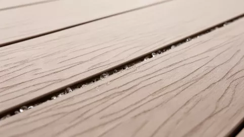 Szczelina między deskami kompozytowymi